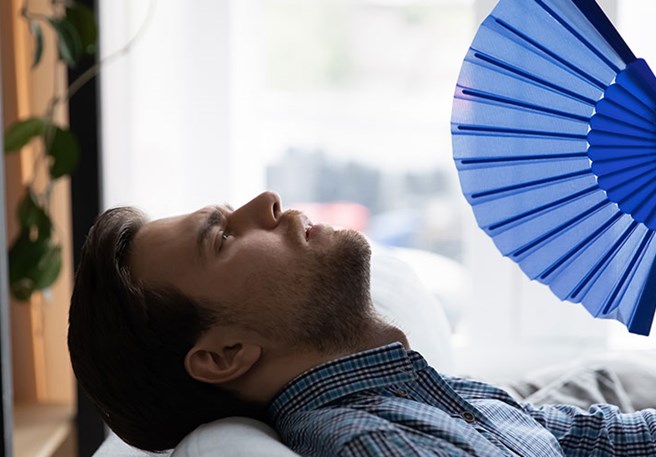 Als man ervaar je bij hormoon- of chemotherapie dezelfde ongemakken die vrouwen ervaren tijdens de overgang, zoals opvliegers en zweetaanvallen.