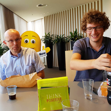 NA DE PAUZE ER WEER INVLIEGEN NA DE PAUZE ER WEER INVLIEGEN