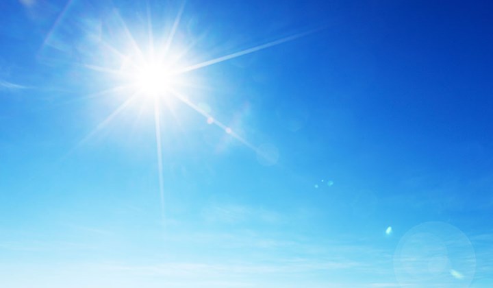 Bronnen van Vitamine D: zon De zon schijnt tussen maart en september krachtig genoeg om voldoende vitamine D aan te maken. Maar tussen oktober en maart niet.