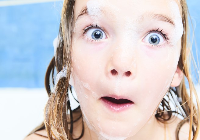Het verschil tussen luizenspray en luizenshampoo