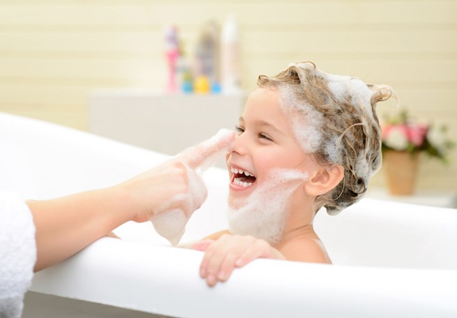 Hoe kies en gebruik je een luizenshampoo?