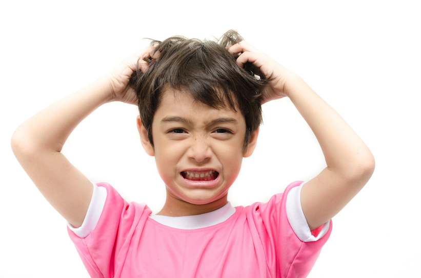 Votre enfant se grattant gravement les cheveux pourrait indiquer une infestation de poux. Mais les poux se produisent également sans démangeaisons.