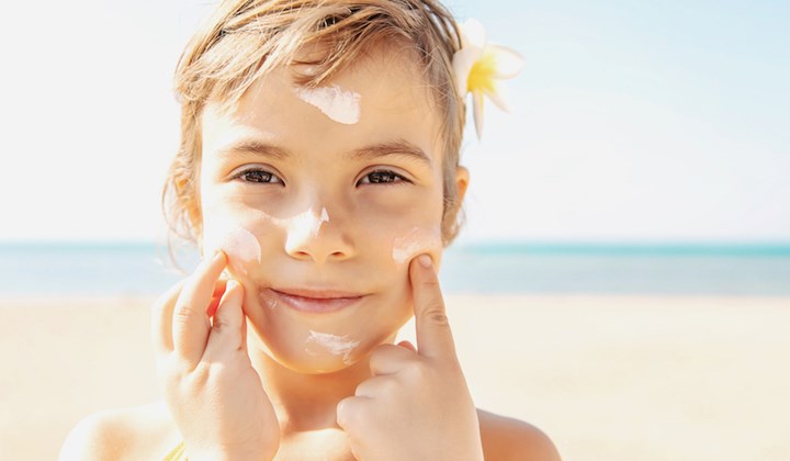 Une crème solaire ou une crème de jour avec facteur de protection retient la production naturelle de vitamine D.