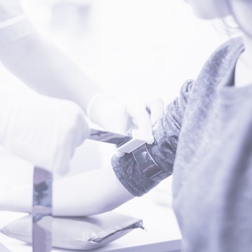 Een bloedtest biedt zekerheid. Wil je echt zeker weten of je in de menopauze bent? Dan kan je de menopauze via een bloedtest met zekerheid vaststellen.