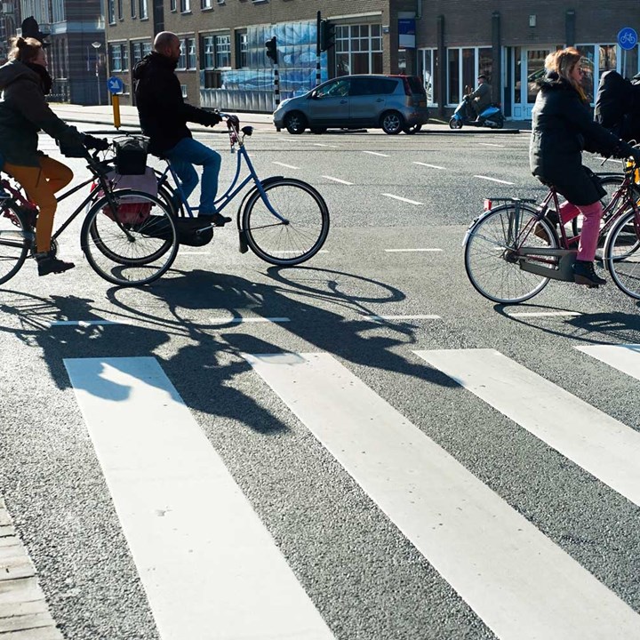 Pas je levensstijl aan en beweeg voldoende Je levensstijl aanpassen kan helpen om pijnvrij te bewegen. Voldoende bewegen, zoals bijvoorbeeld je zoveel mogelijk verplaatsen met de fiets.