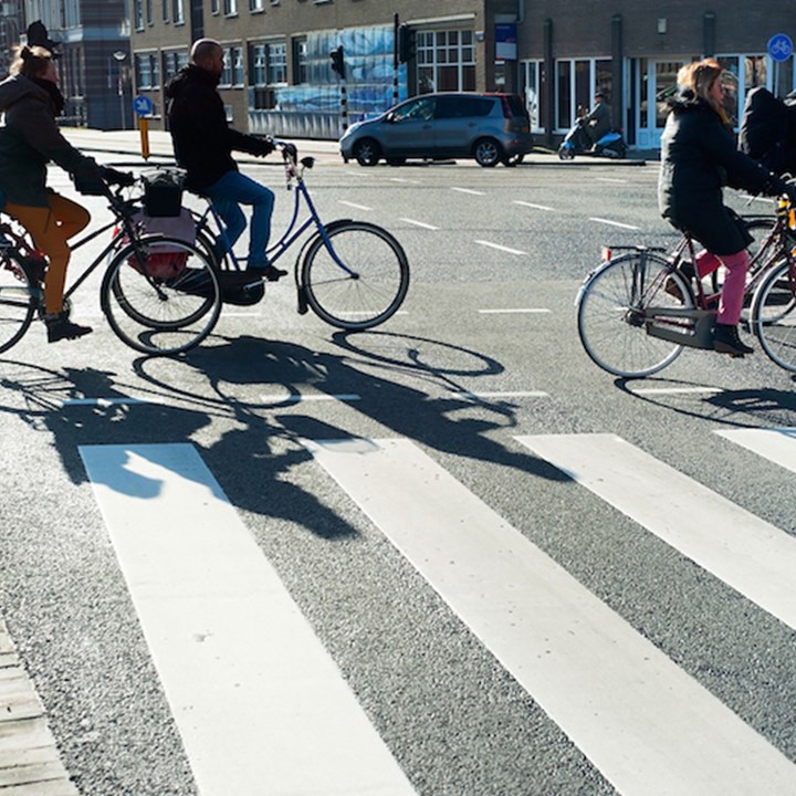 Adaptez votre mode de vie Adapter votre mode de vie peut vous aider à bouger sans douleur. Par exemple, déplacez-vous plus souvent à vélo.