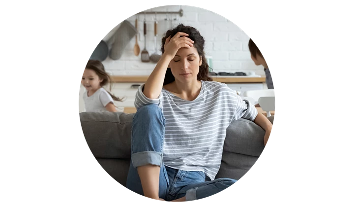 Symptomen en gevolgen van chronische stress  Een constante spanning in het lichaam is niet goed voor je, dus het is belangrijk dat je leert omgaan met je stress en stappen neemt om je klachten te behandelen.   Onze snelle levensstijl leidt tot stresssymptomen zoals piekeren, hoofdpijn, concentratieproblemen, een slecht humeur, vermoeidheid en lichamelijke klachten.