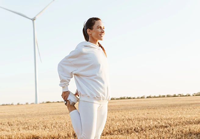 Vrouw neemt supplement voor energieboost bij vermoeidheid