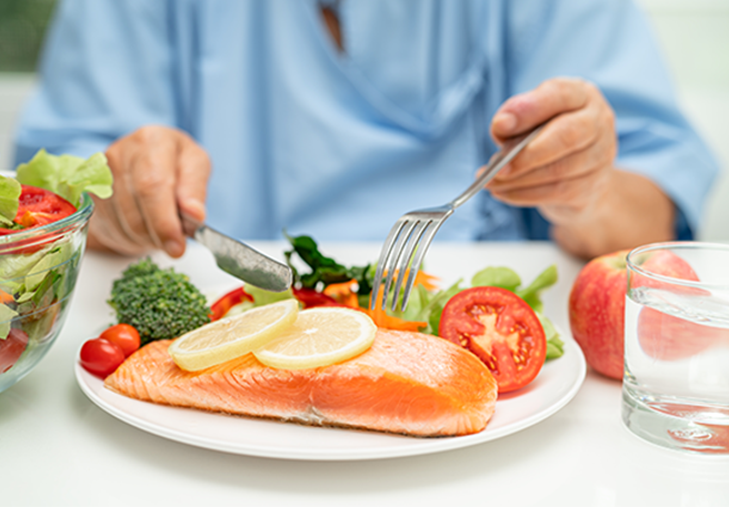 Energierijke voeding voor ouderen zoals vis, peulvruchten en volkorenbrood