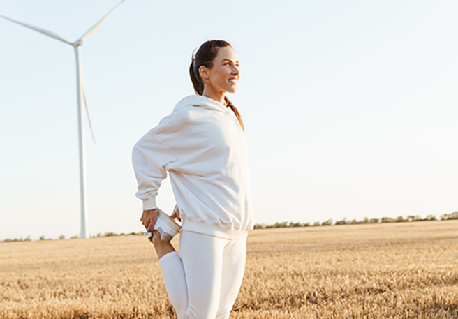 Une femme prend un complément alimentaire pour un boost d'énergie en cas de fatigue