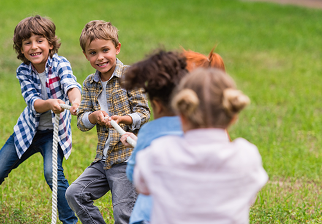 Un parent donne à son enfant des gommes multivitaminées au petit-déjeuner