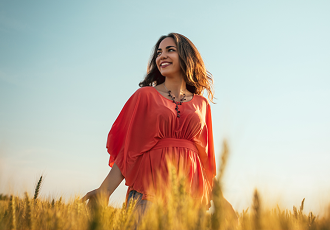 Une femme enceinte prend un complément multivitaminé pour renforcer son système immunitaire