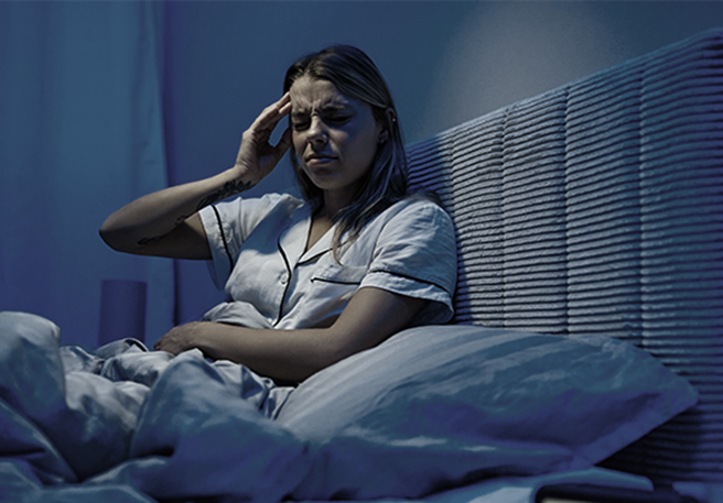 Zwangere vrouw met extreme slapeloosheid die ‘s nachts wakker ligt in bed