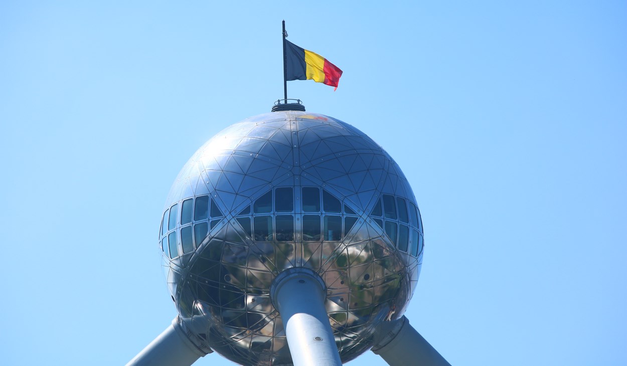 De Belgische vlag bovenop het Atomium