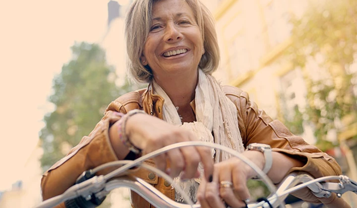 Vitamine D: aanbevelingen voor vrouwen na de menopauze Vrouwen na de menopauze wordt aangeraden om dagelijks 800 I.E. vitamine D in te nemen.