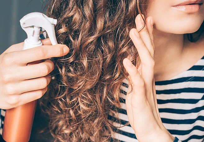 Door de opstapeling van stylingproducten en olie op de hoofdhuid, kan de hoofdhuid geïrriteerd geraken.