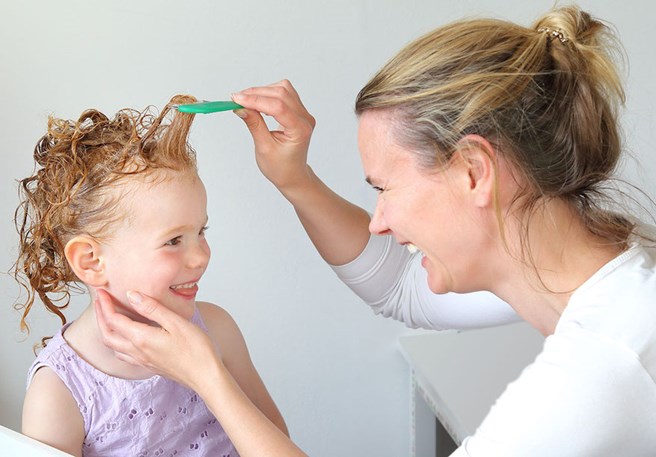 Luizen behandelen met de nat-kam-methode