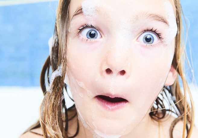 Het verschil tussen luizenspray en luizenshampoo