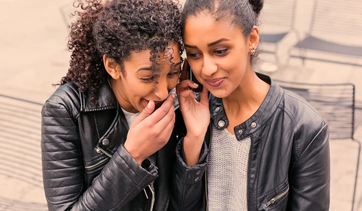 Pour les personnes ayant la peau foncée ou qui ont complètement recouvert leur peau, il est recommandé de prendre 800 I.E. par jour.