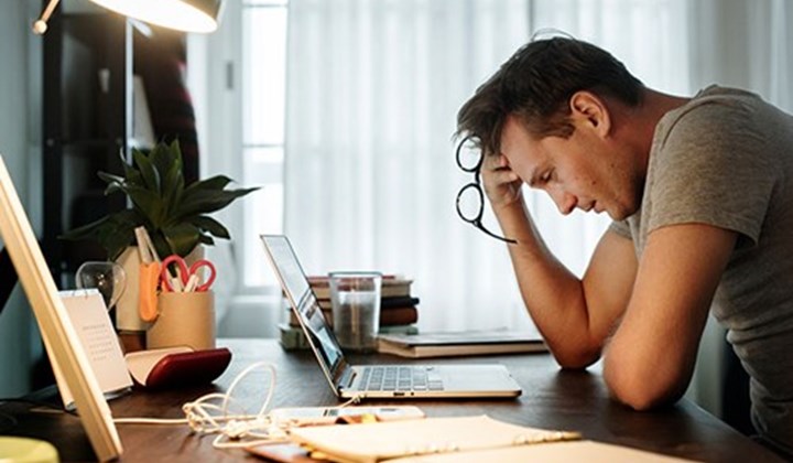 Ceux qui souffrent de pellicules peuvent ressentir beaucoup de stress et de honte à cause de cela. Ceux qui souffrent de pellicules peuvent ressentir beaucoup de stress et de honte à cause de cela.