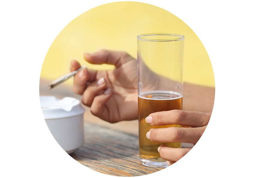 Door te roken en regelmatig te veel alcohol te drinken kan het evenwicht in de darmflora verstoord raken.