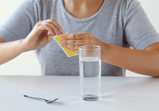 ORS neem je meestal in door een zakje poeder in water op te lossen.