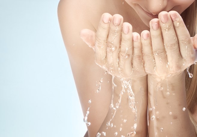 Het behouden van een evenwichtige vochtbalans is een van de functies van de huid.