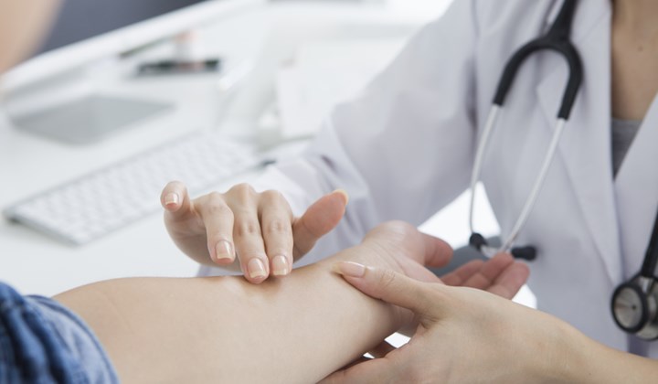 Omdat de oorzaak van eczeem vaak moeilijk te achterhalen is, wordt eczeem meestal symptomatisch behandeld.