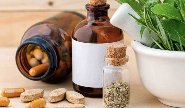 Utilisation du curcuma avec d’autres médicaments La curcumine peut interagir avec certains médicaments tels que les anticoagulants.