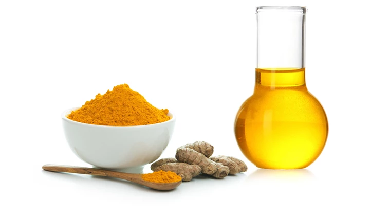Absorption de la curcumine Parce que le curcuma en poudre ne se dissout pas dans l’eau, l’extrait de curcumine du curcuma est difficile à absorber par l’organisme.
