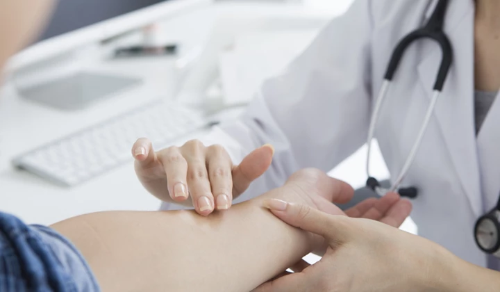 Comme la cause de l'eczéma est souvent difficile à déterminer, l'eczéma est généralement traité de façon symptomatique.