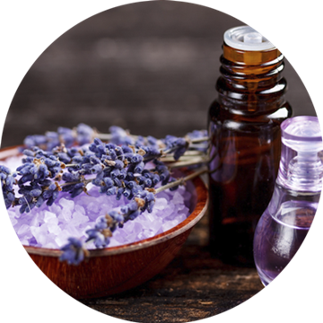 Essentiële lavendelolie wordt al eeuwenlang gebruikt vanwege de rustgevende werking. 