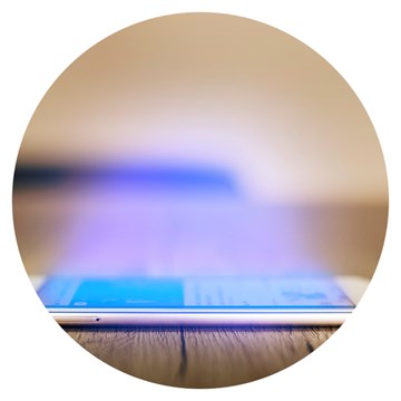 Le fait d’éviter toute exposition à la lumière bleue de votre smartphone ou ordinateur une heure avant le coucher vous aidera à mieux dormir. 