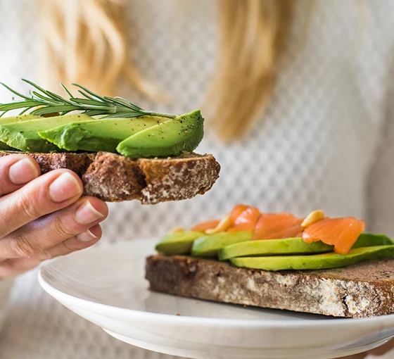 Een gezonde levensstijl en goede toilethygiëne bevorderen je bloedcirculatie en verminderen de druk rond je anus, wat helpt bij de behandeling van aambeien.
