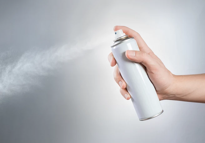 La laque à cheveux permet-elle de prévenir les poux ?